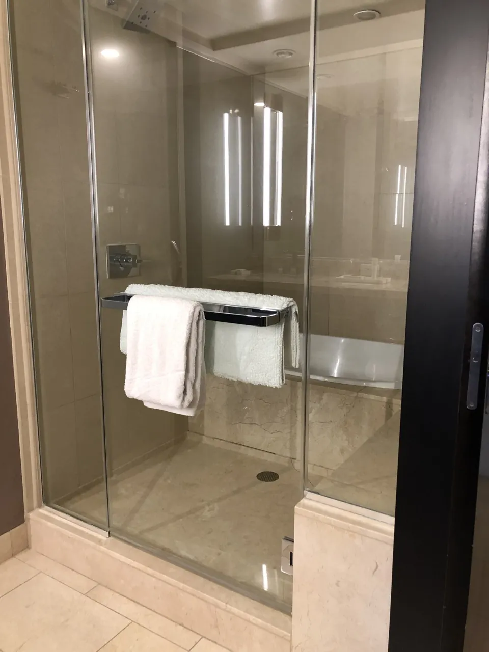 Ducha de una habitación de ARIA Resort & Casino en febrero de 2019