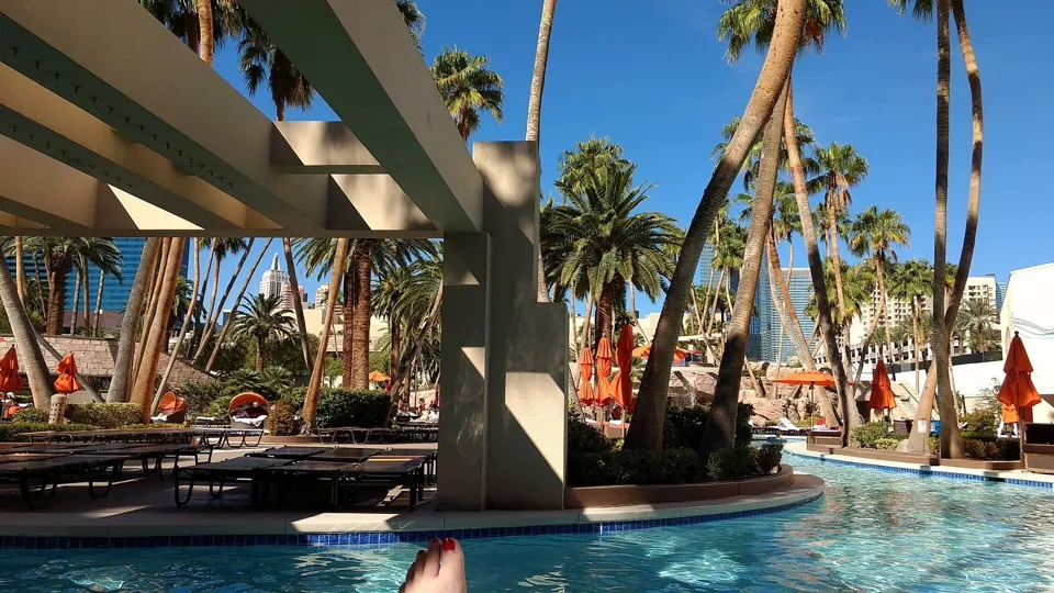 Área de albercas de MGM Grand, Las Vegas · archivo 2018