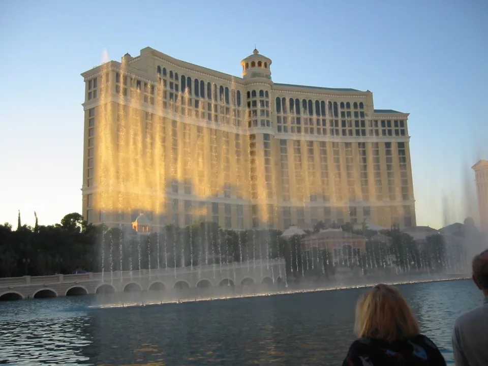 Bellagio y sus fuentes desde el Strip · archivo 2007