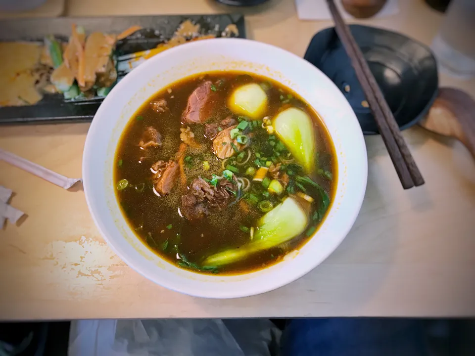 Sopa de fideos con carne de res fotografiada en Shang Artisan Noodle, Las Vegas