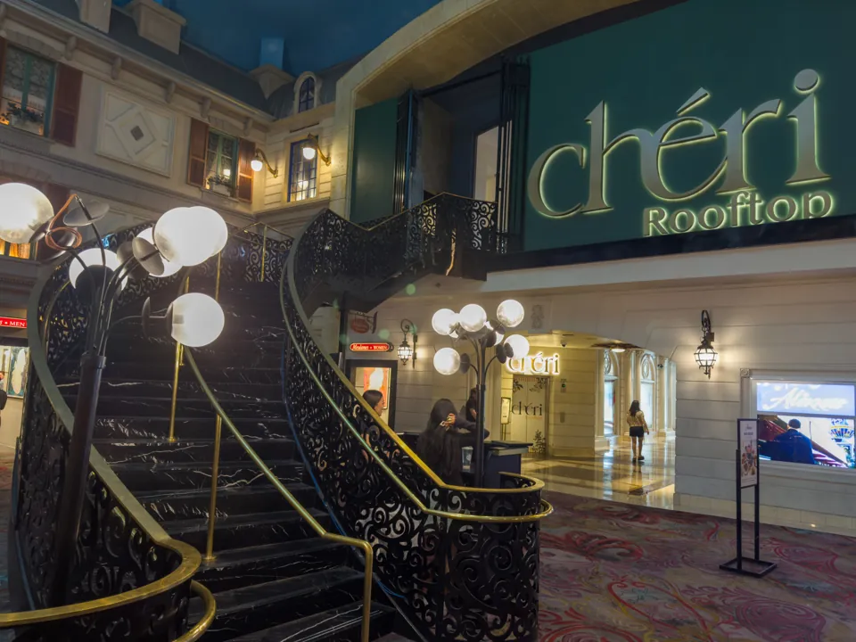 Escalera y letrero de acceso de Chéri Rooftop dentro de Paris Las Vegas