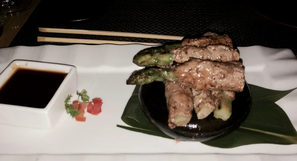 Carne de res con espárragos fotografiada en Nobu de Caesars Palace