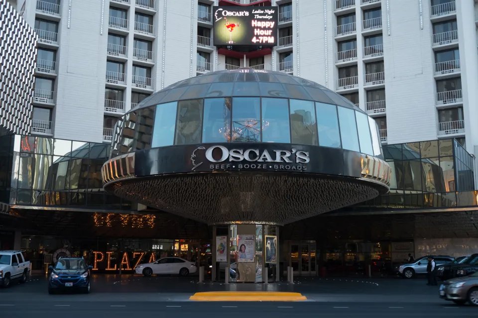 Cúpula de cristal de Oscar’s Steakhouse en Plaza, vista desde Fremont Street