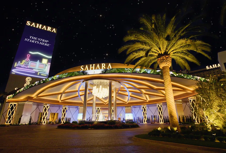 Entrada porte cochère de SAHARA Las Vegas iluminada de noche