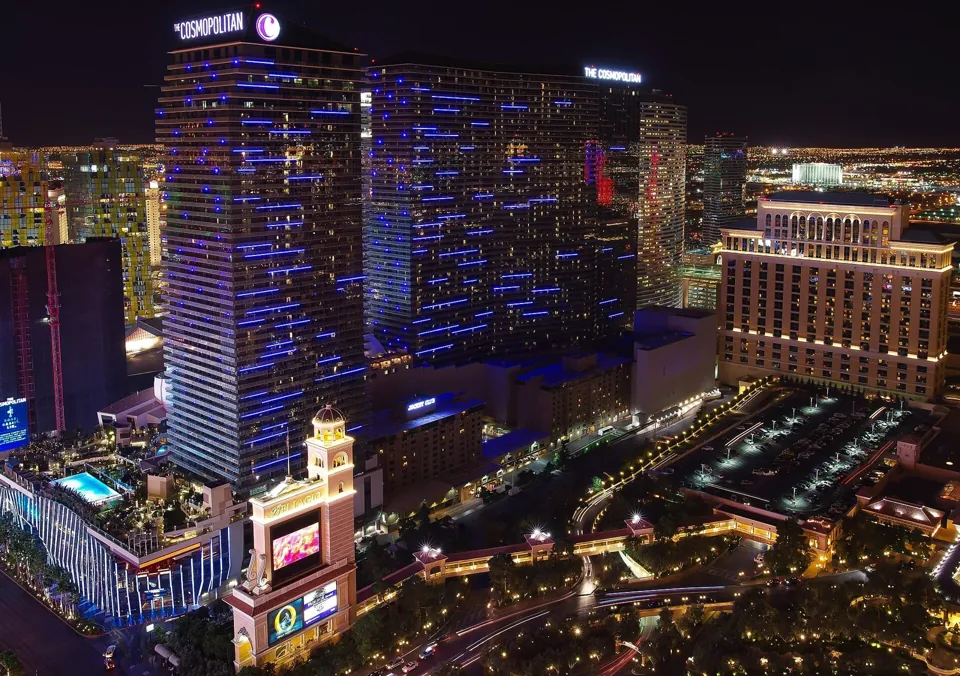 The Cosmopolitan · exterior nocturno de archivo