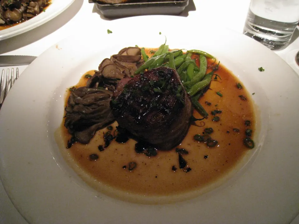 Platillo de carne fotografiado en Delmonico Steakhouse, The Venetian · archivo febrero de 2008