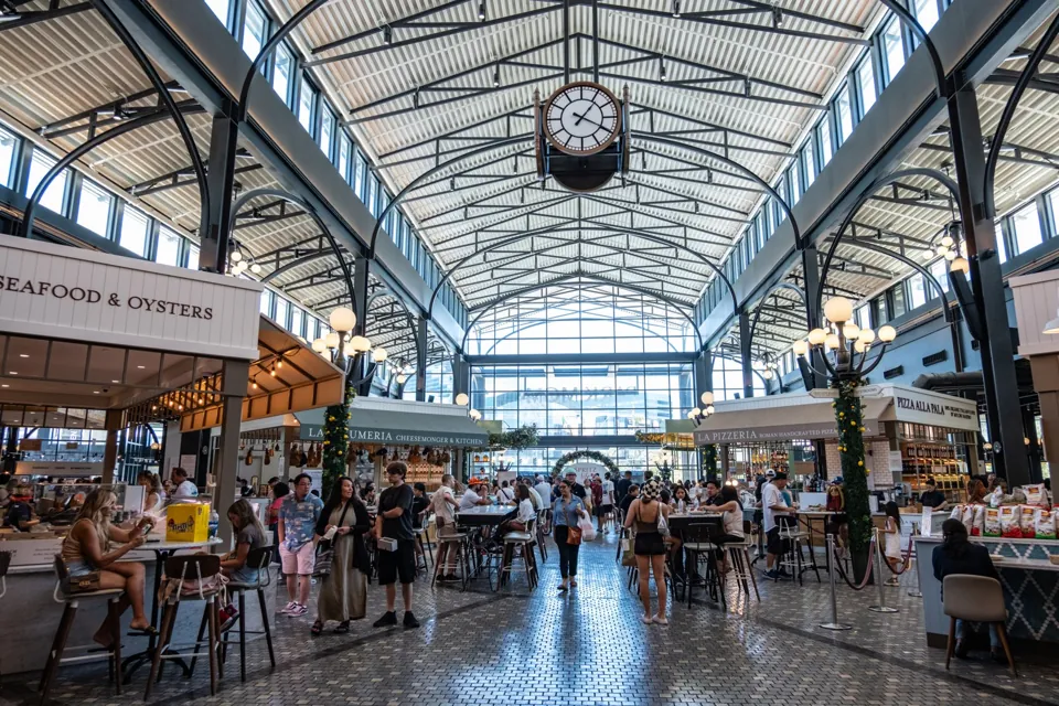 Zona de mercado y mesas de Eataly en Park MGM · julio de 2024