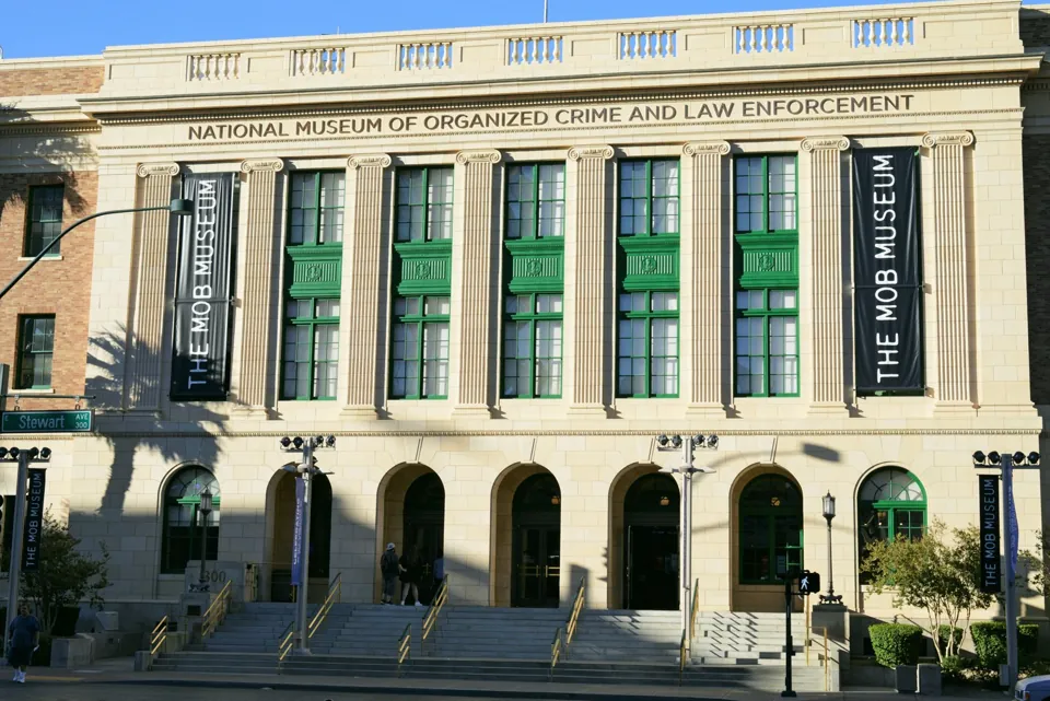 Fachada de The Mob Museum en Downtown Las Vegas · agosto de 2022