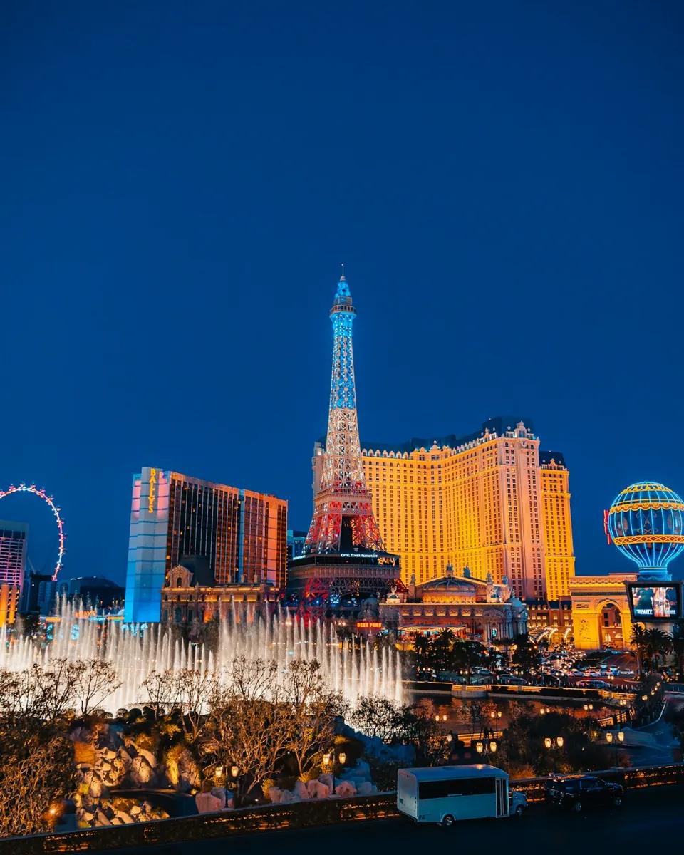 Paris Las Vegas y su torre iluminada desde el Strip