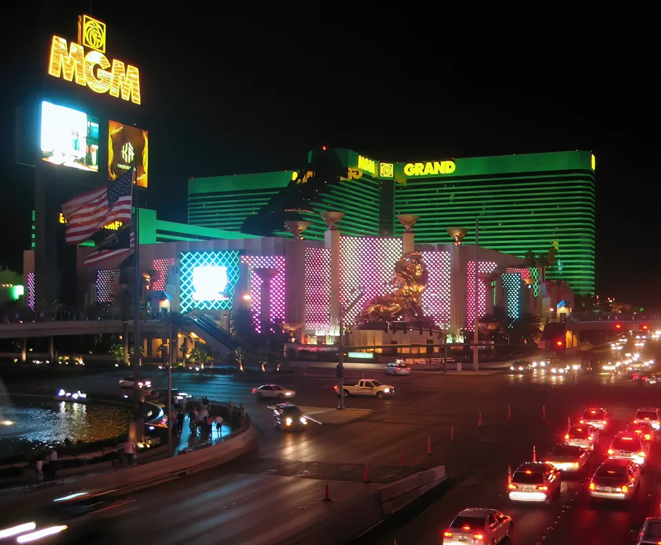 Exterior de MGM Grand · archivo 2005; contexto del resort donde se presenta KÀ, no una foto del espectáculo