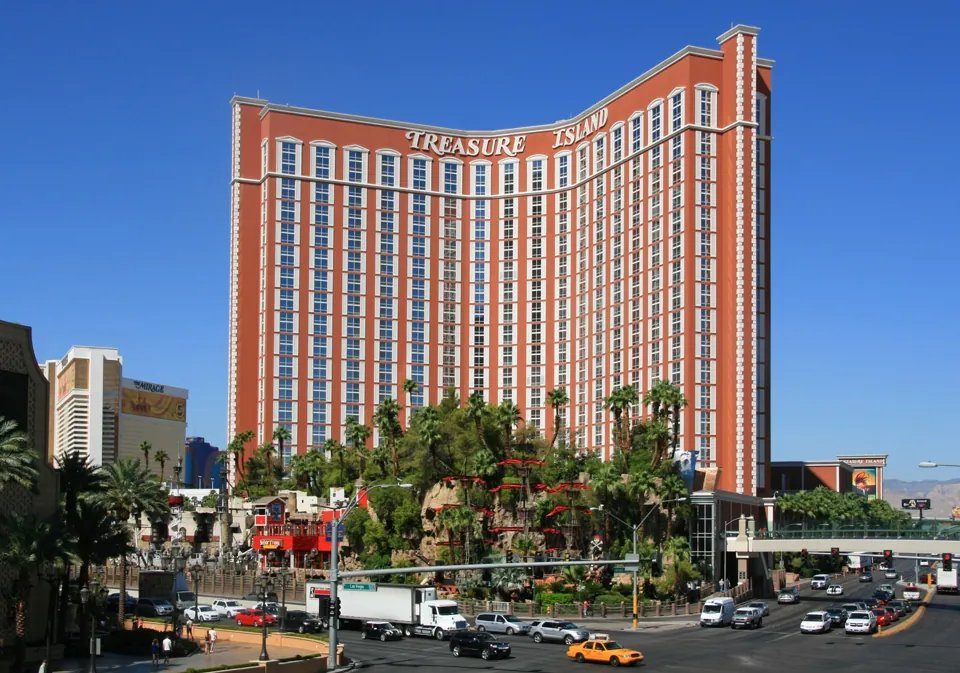 Exterior de Treasure Island · archivo 2012; contexto del hotel donde se presenta Mystère, no una foto de la función