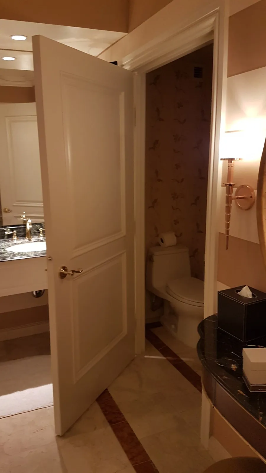 Baño de una habitación de The Venetian · archivo 2018; no garantiza la categoría ni el diseño actuales