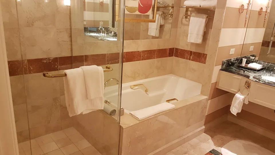 Baño y equipamiento de una habitación de The Venetian · archivo 2018; no representa todas las habitaciones