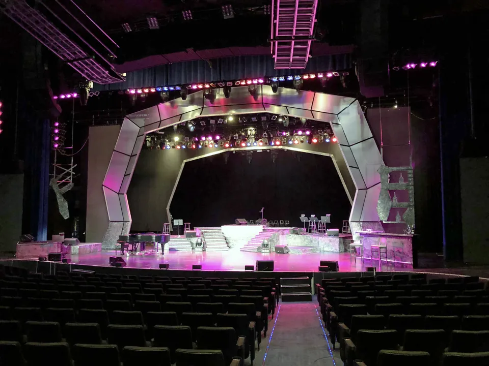 Escenario iluminado y butacas del International Theater de Westgate en una fotografía de archivo