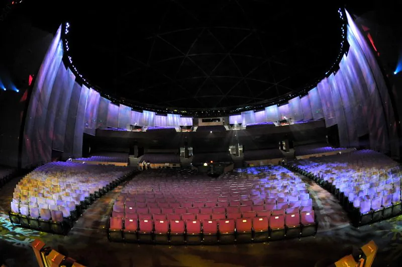Auditorio y escenario de Planet Hollywood vistos desde el escenario, archivo 2009