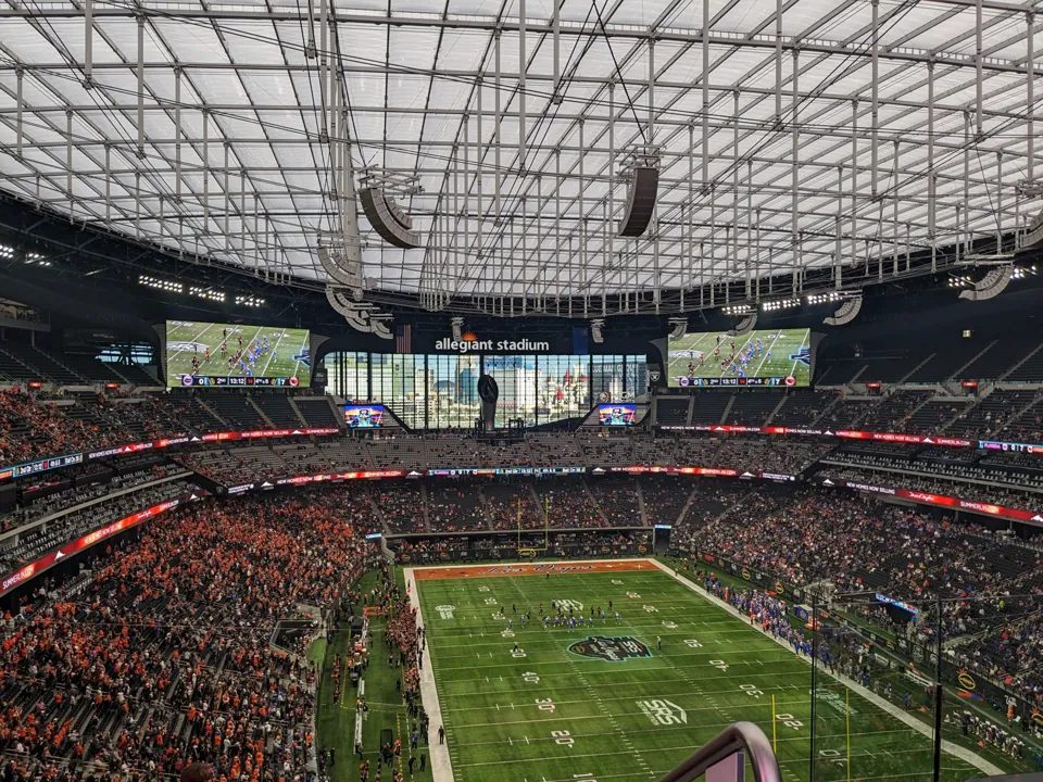 Interior de Allegiant Stadium durante el Las Vegas Bowl de 2022; no corresponde al partido anunciado