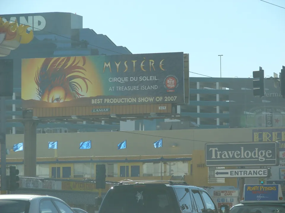 Letrero de Mystère en el Strip · archivo 2007; no muestra el espectáculo