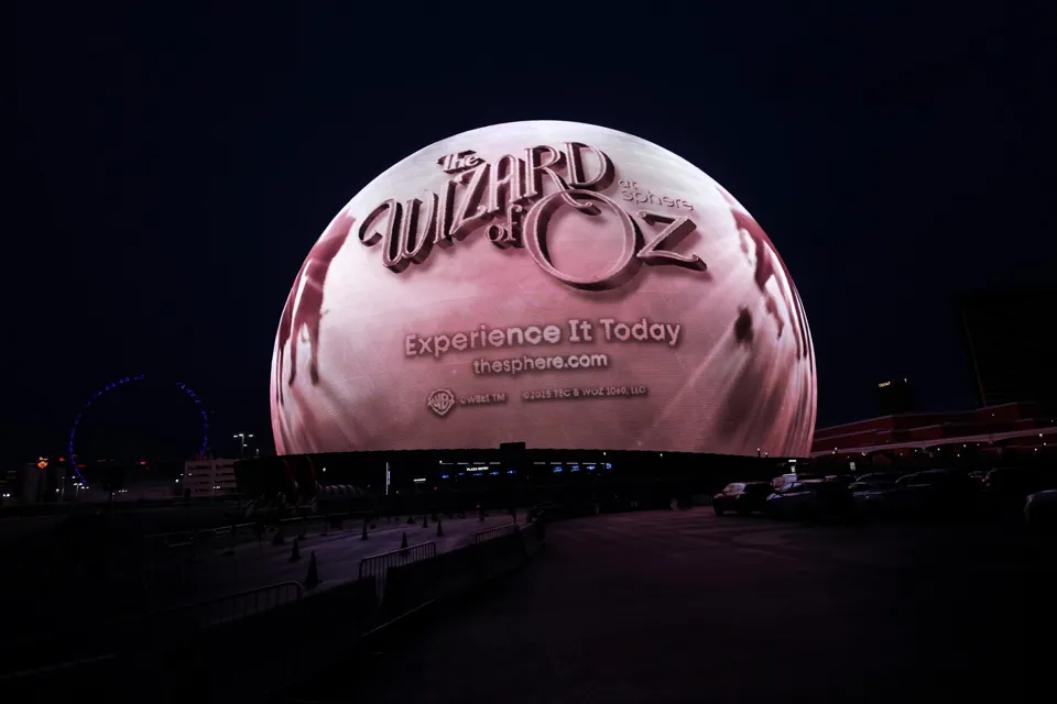 Exterior de Sphere durante el estreno de The Wizard of Oz · agosto 2025; no muestra la función ni una edición de Halloween