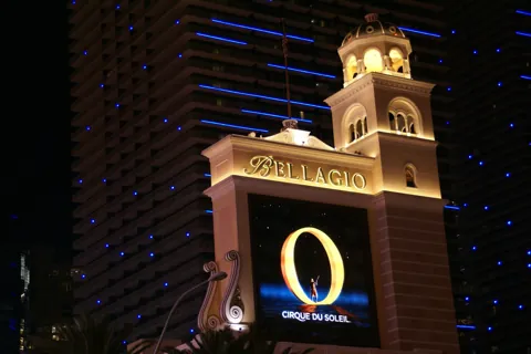 Letrero exterior de Bellagio con publicidad de “O” · archivo2012