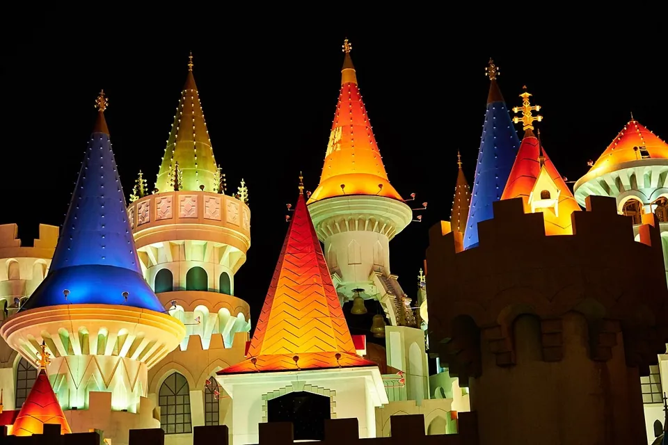 Fachada de Excalibur iluminada por la noche · archivo de octubre de 2018