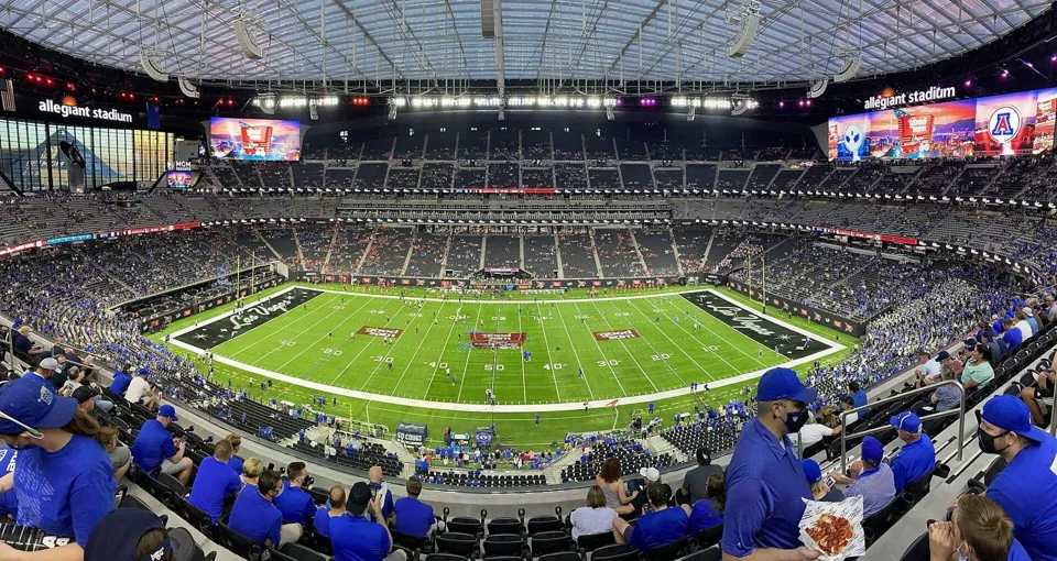 Interior de Allegiant Stadium durante el partido BYU–Arizona · fotografía de archivo; no representa un evento anunciado