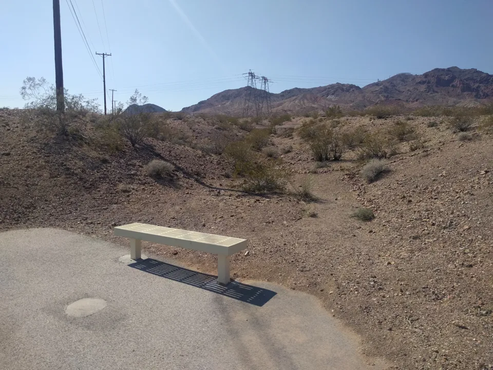 Banco junto a un sendero y laderas desérticas de Bootleg Canyon.