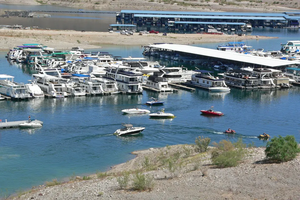 Embarcaciones y muelles de Callville Bay Marina sobre Lake Mead.