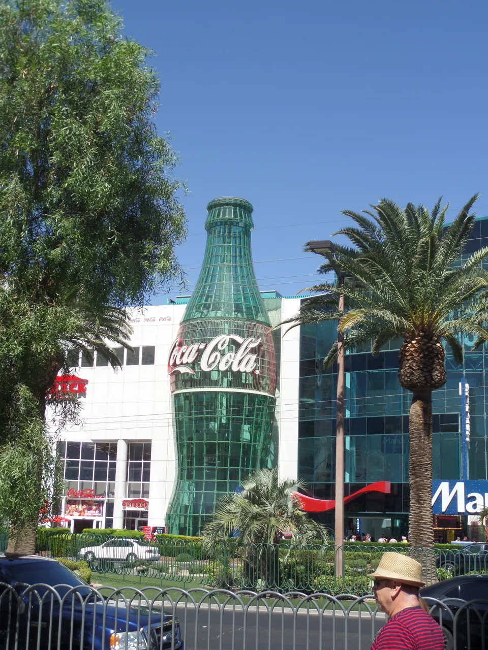 Botella de vidrio monumental y letrero Coca-Cola en la fachada de la tienda de Las Vegas.
