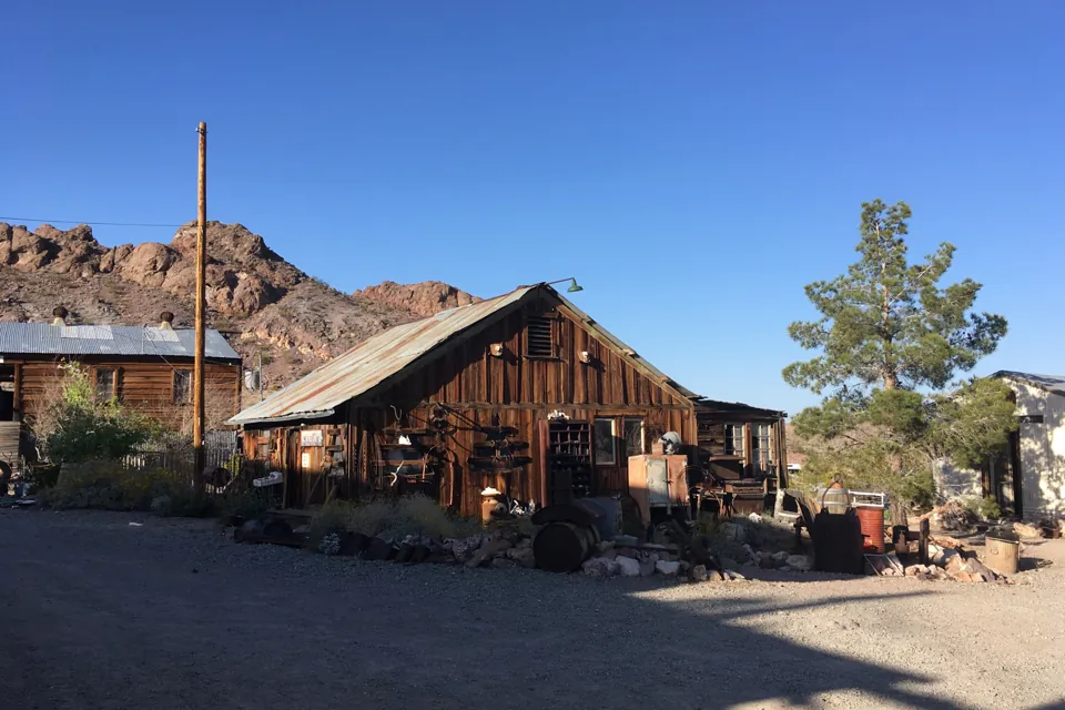 Edificio de madera y objetos históricos en el entorno de Eldorado Canyon Mine Tours.