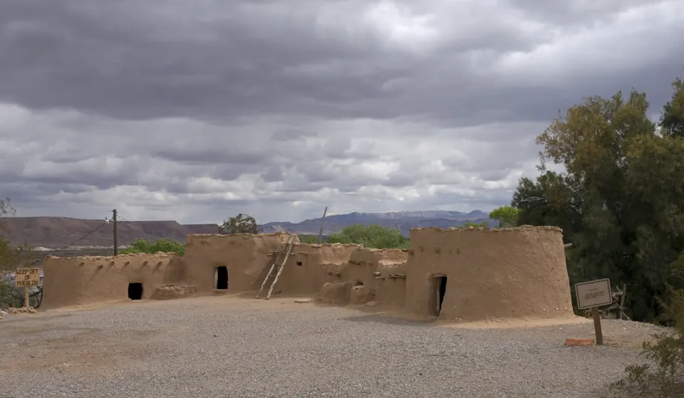 Construcciones de adobe reconstruidas en el exterior de Lost City Museum.