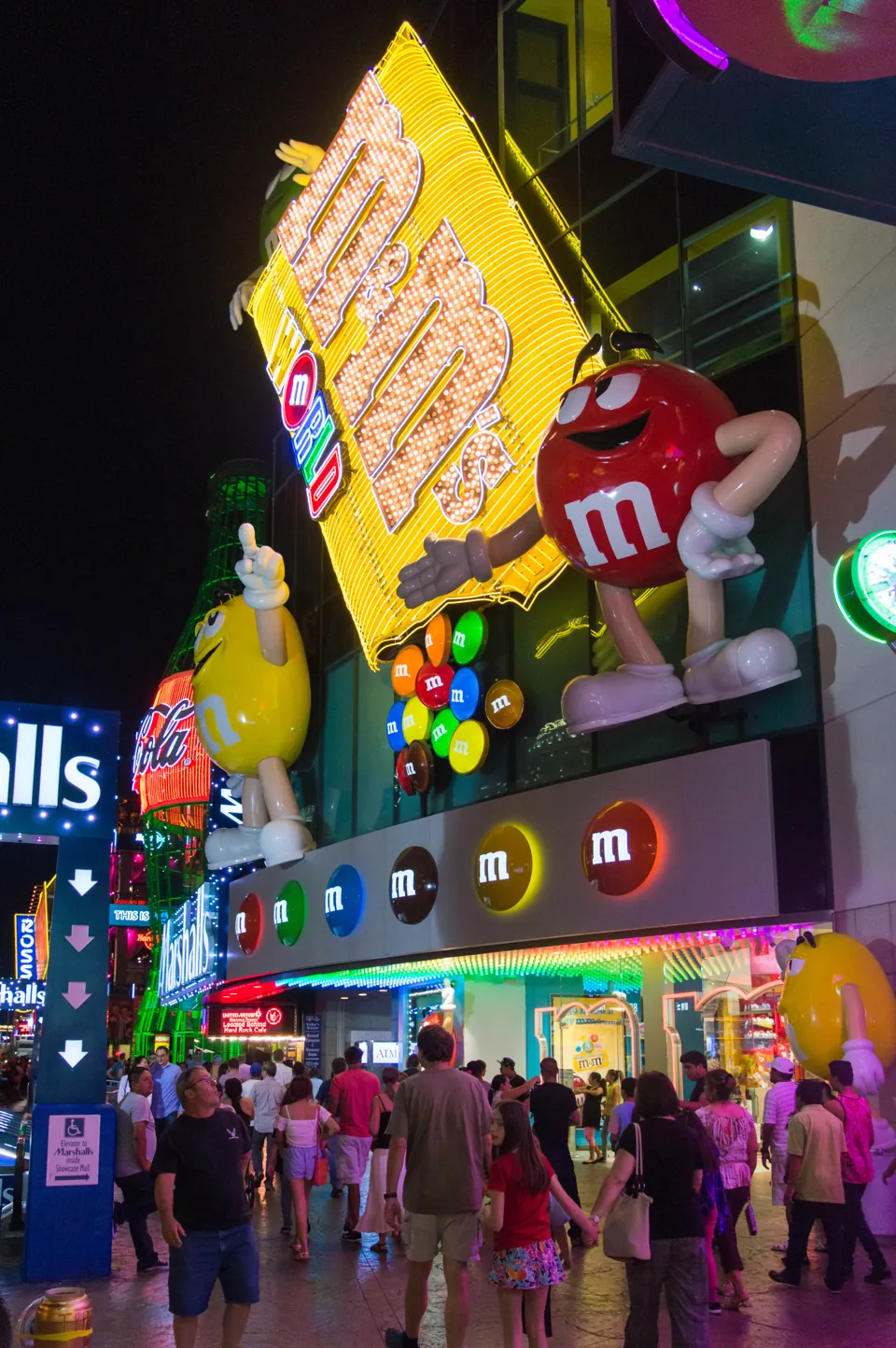 Letreros iluminados y figuras de M&M’S en la entrada de la tienda de Las Vegas.