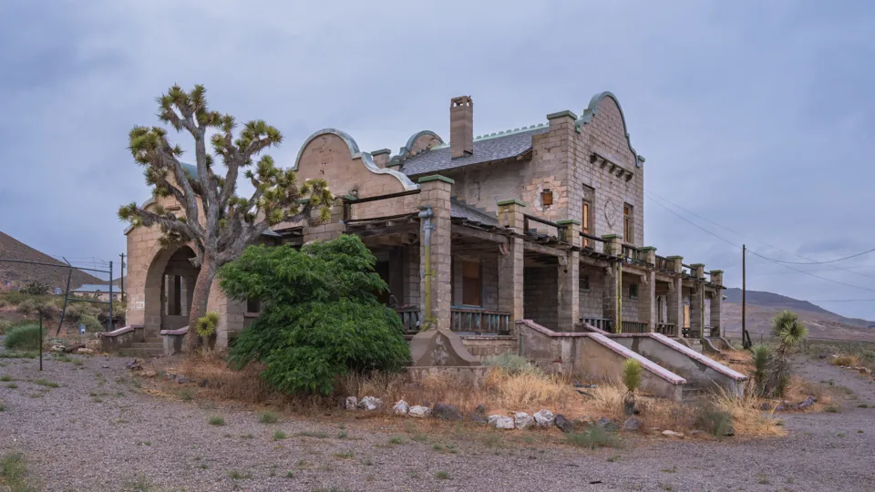 Edificio histórico de la estación de Rhyolite visto desde el exterior.