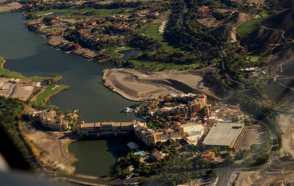 Edificios del Westin junto a Lake Las Vegas vistos desde el aire.