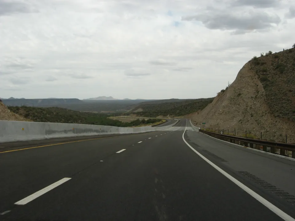 US 93 atraviesa un paisaje árido entre cerros de Arizona.