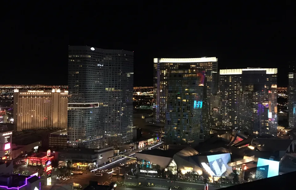 Edificios del Strip iluminados vistos desde Marriott’s Grand Chateau.