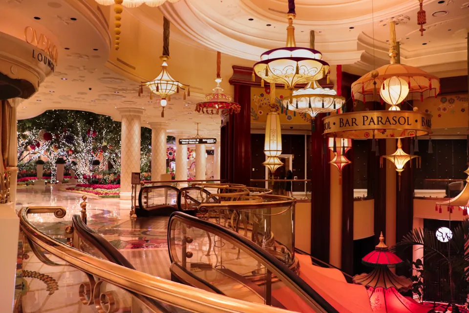 Señal Bar Parasol,escalera curva y parasoles decorativos dentro de Wynn.