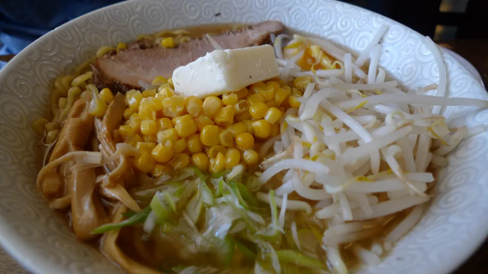 Tazón de ramen con maíz, mantequilla y brotes en Ramen Sora.