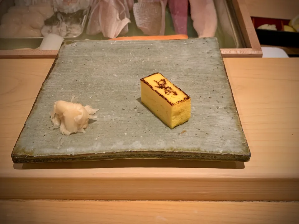 Porción de gyoku sobre un plato en la barra de Kabuto.