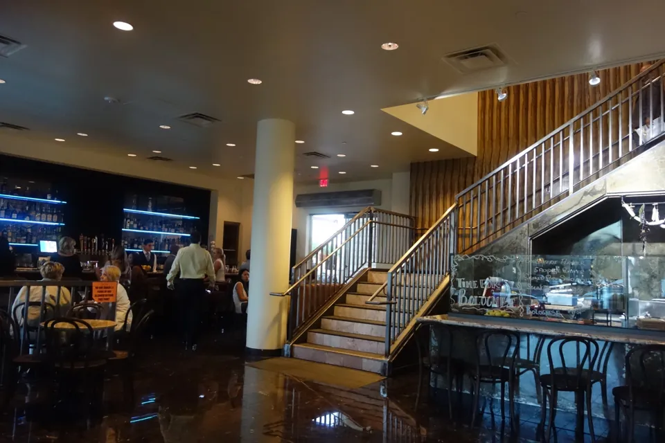 Escalera, barra y mostrador en Echo & Rig Tivoli Village.