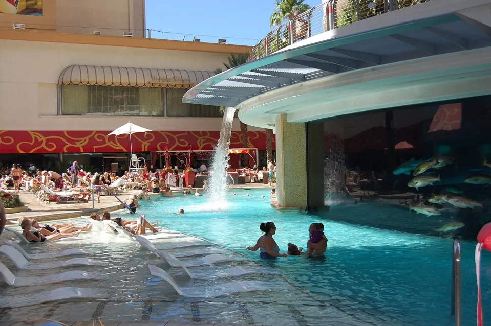 Piscina y acuario de Golden Nugget Las Vegas · archivo 2011
