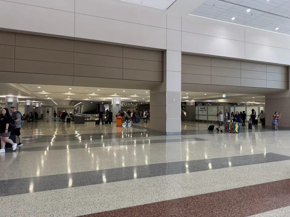 Zona de llegadas nacionales de Terminal 3 en el aeropuerto de Las Vegas · julio de 2025