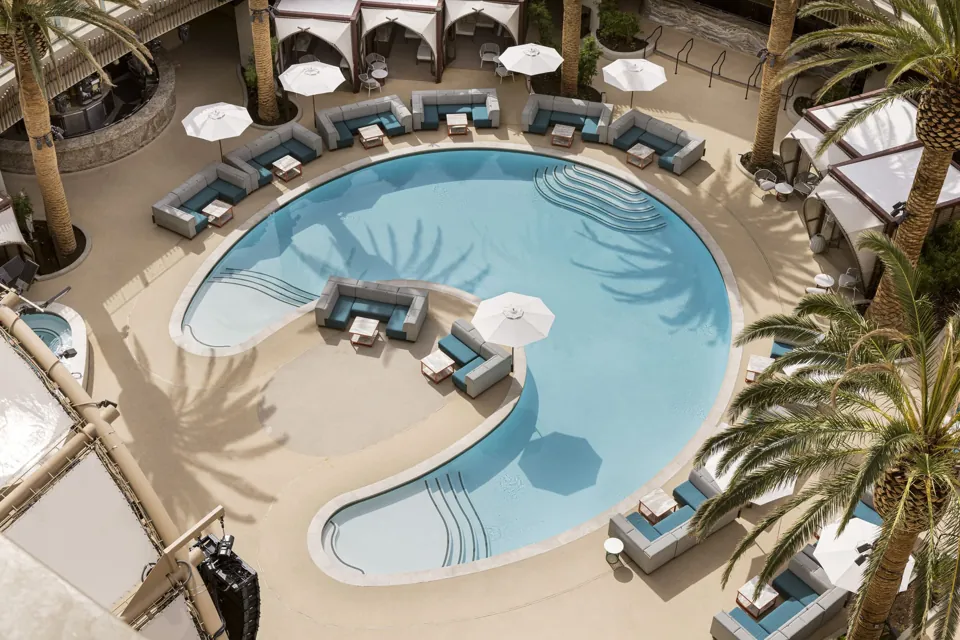 Alberca y cabañas de Ayu Dayclub, Resorts World Las Vegas