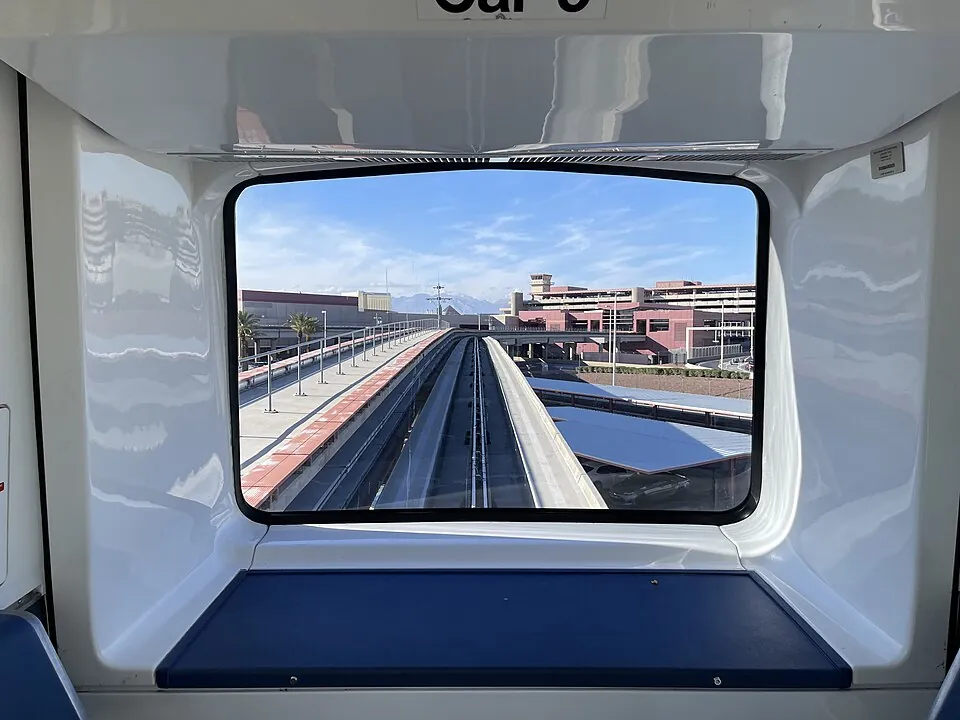Vista desde el transporte interno entre las puertas D y la Terminal 1 del aeropuerto Harry Reid · diciembre de 2023