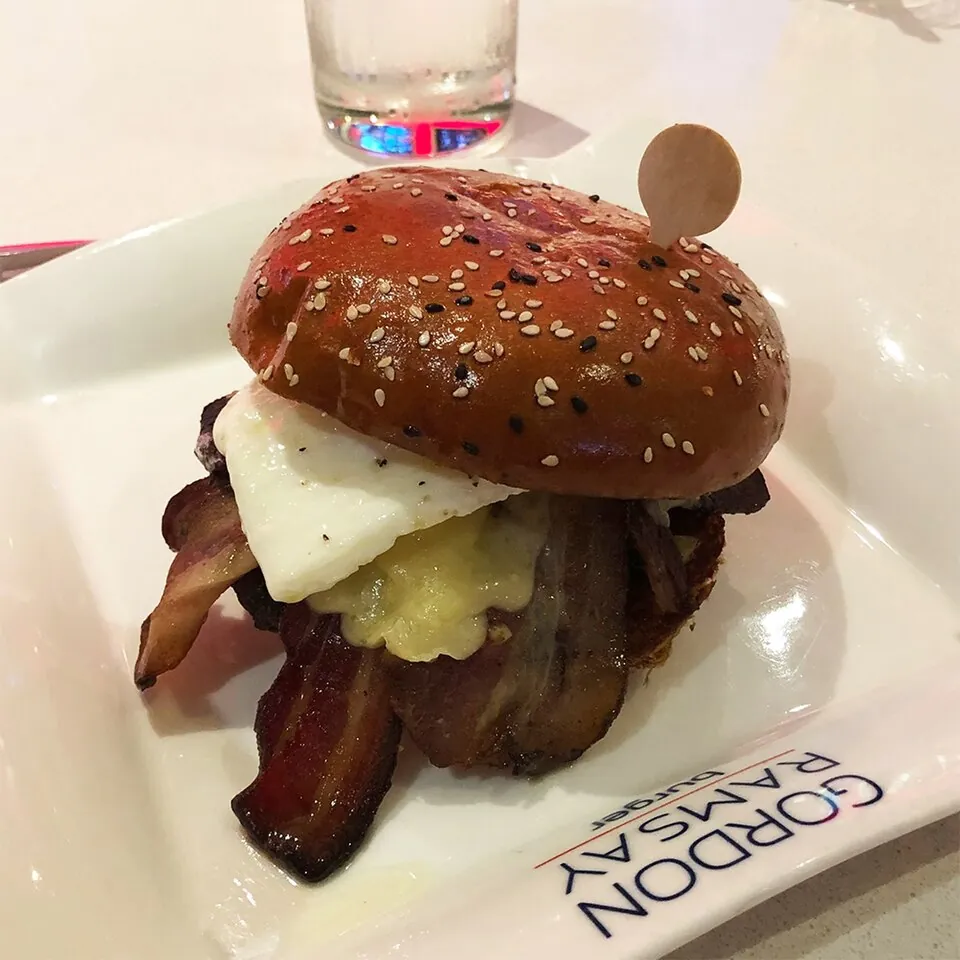 Farmhouse Burger fotografiada en Gordon Ramsay Burger de Planet Hollywood · julio de 2021