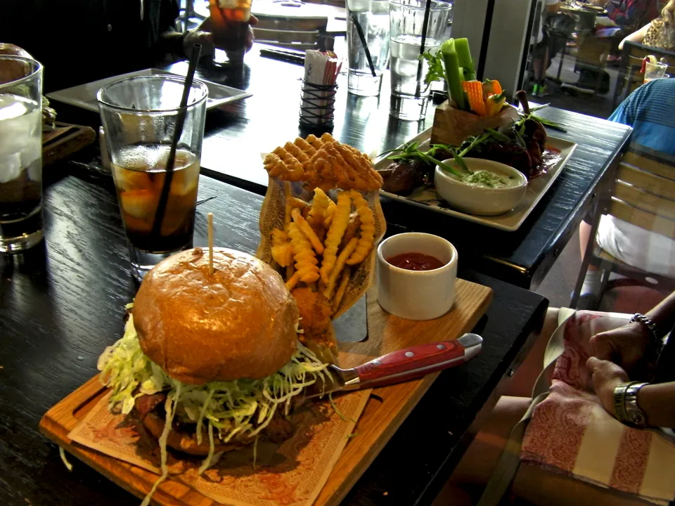 Hamburguesa y alitas fotografiadas en Guy Fieri’s Vegas Kitchen & Bar · septiembre de 2014