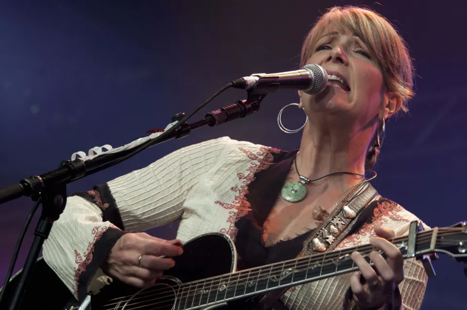 Kathy Mattea en Cambridge Folk Festival · archivo julio de 2010; no es una foto del concierto junto a Suzy Bogguss