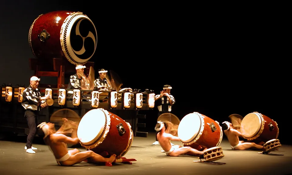 Kodo interpretando Yatai-bayashi · archivo febrero de 2007; no es una foto de Luminance 2027