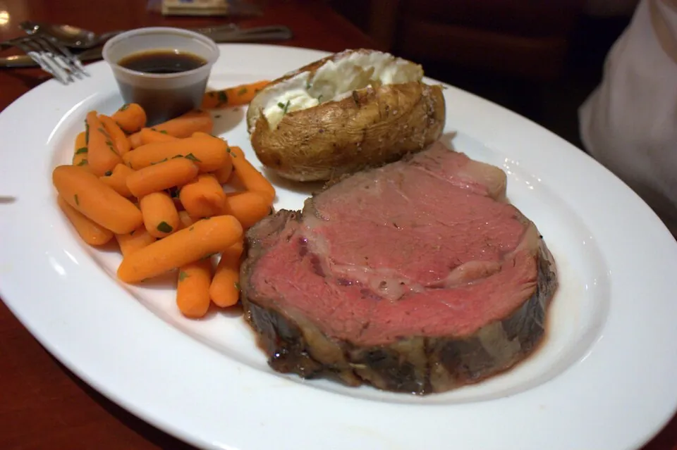 Prime rib fotografiado en Magnolia’s Veranda de Four Queens · enero de 2012