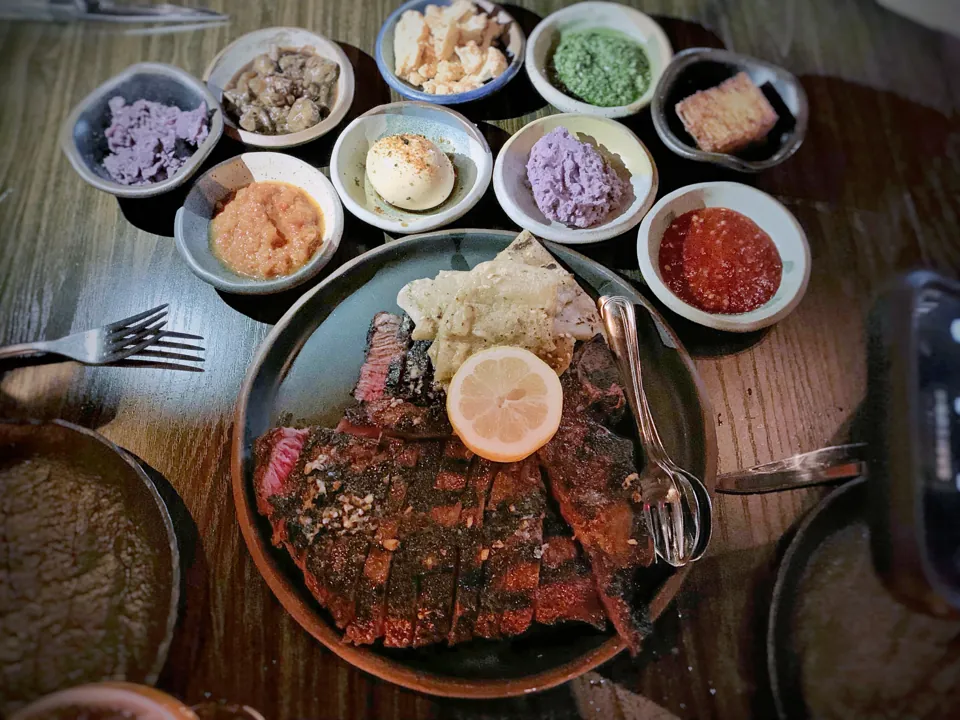 Porterhouse con miso y acompañamientos fotografiado en Sparrow + Wolf · marzo de 2019