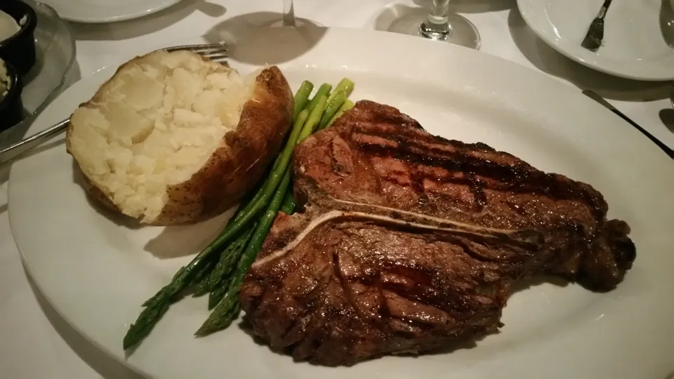 T-bone con espárragos y papa fotografiado en THE Steak House de Circus Circus · agosto de 2016